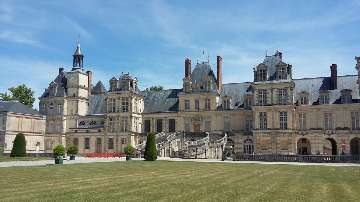 CHÂTEAU DE FONTAINEBLEAU - French Castle Inhabited by French