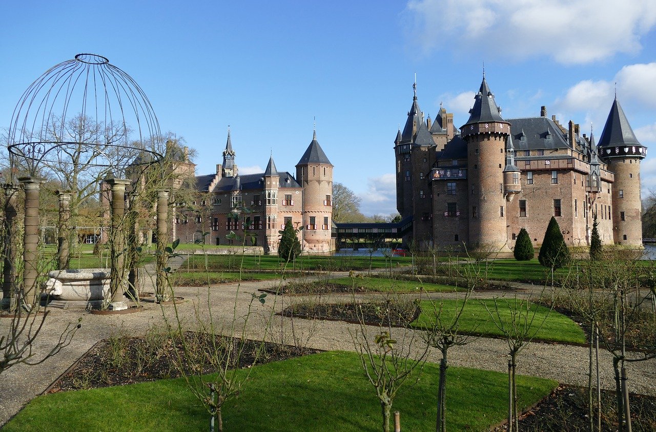 The Haar Castle. The big castle to the right, and the Chatelet to the left. They are joined by a small walkway.