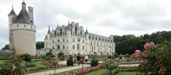 One of the most famous palaces of the Loire Valley is Chateau de chenonceau, a real Gril Power Palace!