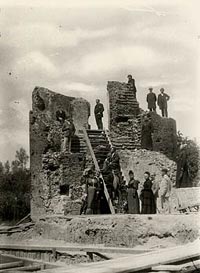 Baron Van Zuylen Van Nijevelt, Cuypers and others visit the ruins of Kasteel de haar, 1893, foto: E.A. van Blitz, collectie NAi