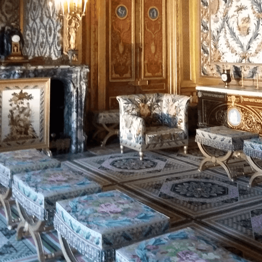 Fauteuils and tabourets at the Chateau de Fontainebleau, were the same rules apply.