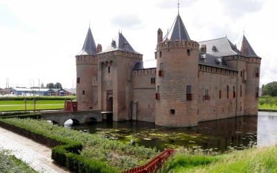 The Muiderslot is a medieval castle in the town of Muiden, 15 minutes from Amsterdam. Visit Muiderslot from Amsterdam by car, train, bus, boat or bicycle.