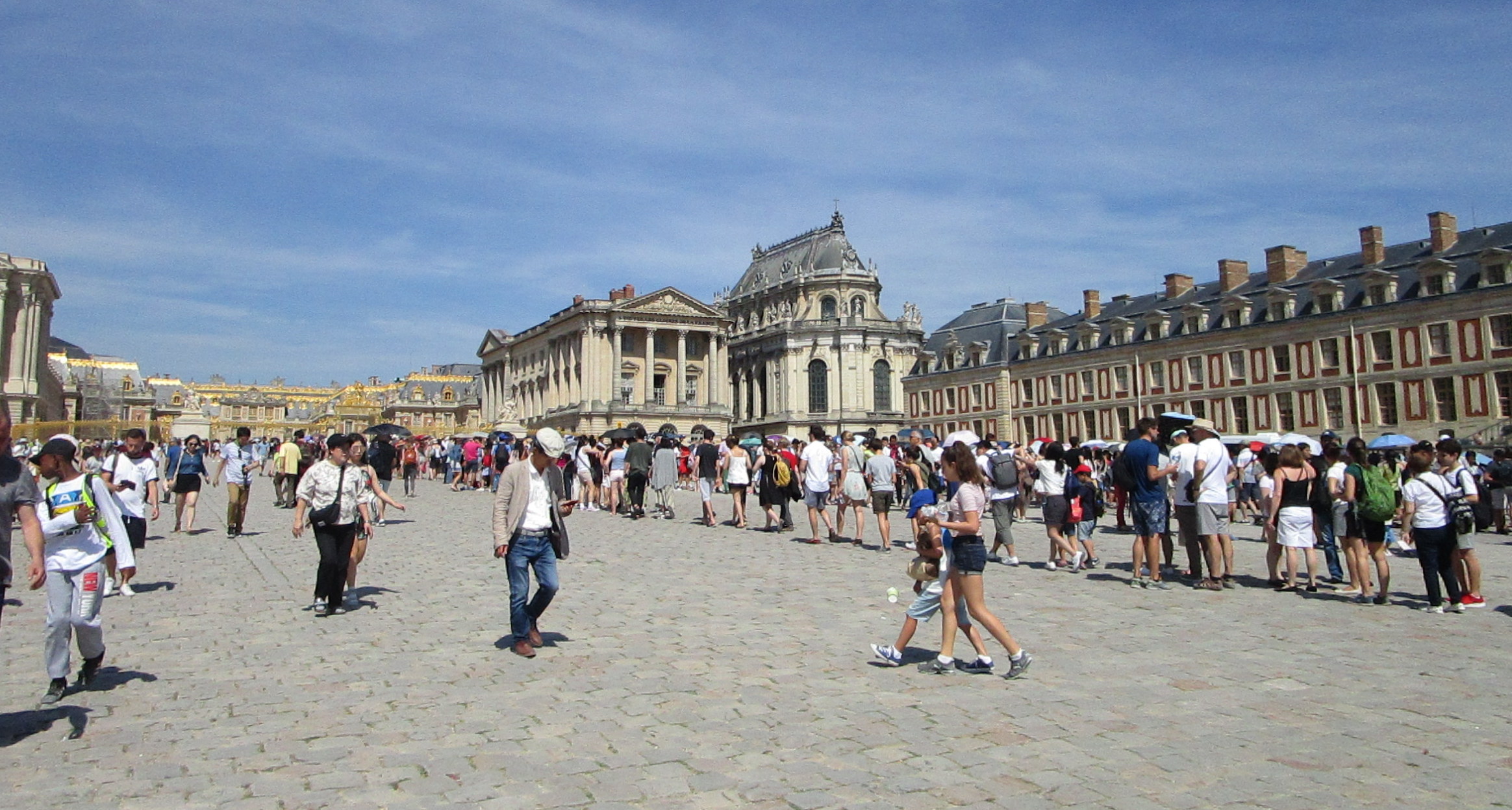 Queues in front of the entrance gate of Versailles Palace