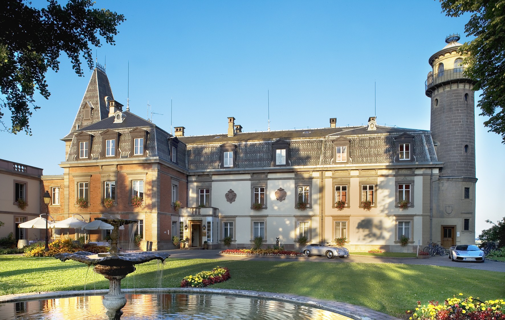 On the Alsace wine route you will come across the beautiful atmospheric castle hotel Chateau d'Isenbourg in Rouffach.