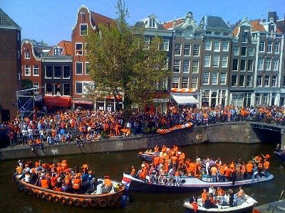 The Amsterdam canals during Queensday