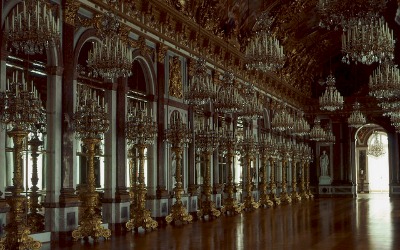 17 Large mirrors reflecti the gardens and creating an endless, shimmering vista inthe Hall of Mirrors in Herrenchiemsee.