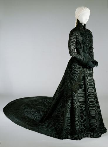Black court dress of Empress Elisabeth Vienna 1885. The company name of the Court seamstress Fanny Scheiner is woven in the belt strap of the dress. (Kunsthistorisches Museum Wien)